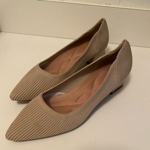 Stretchy fabric ribbed low-heeled modern pump. Like new!